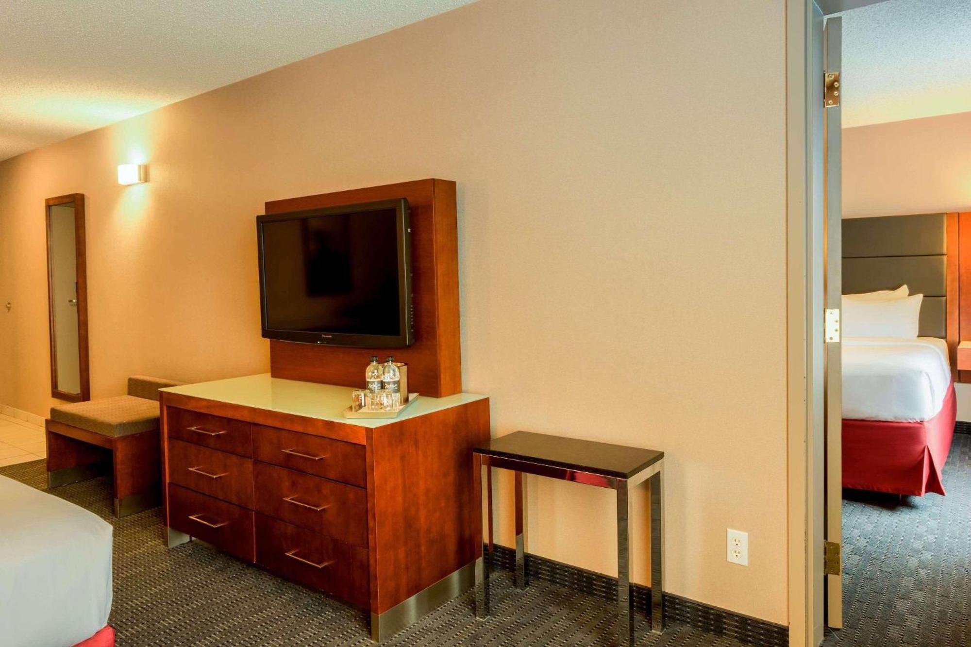 Radisson Hotel & Suites Fort Mcmurray Eksteriør bilde