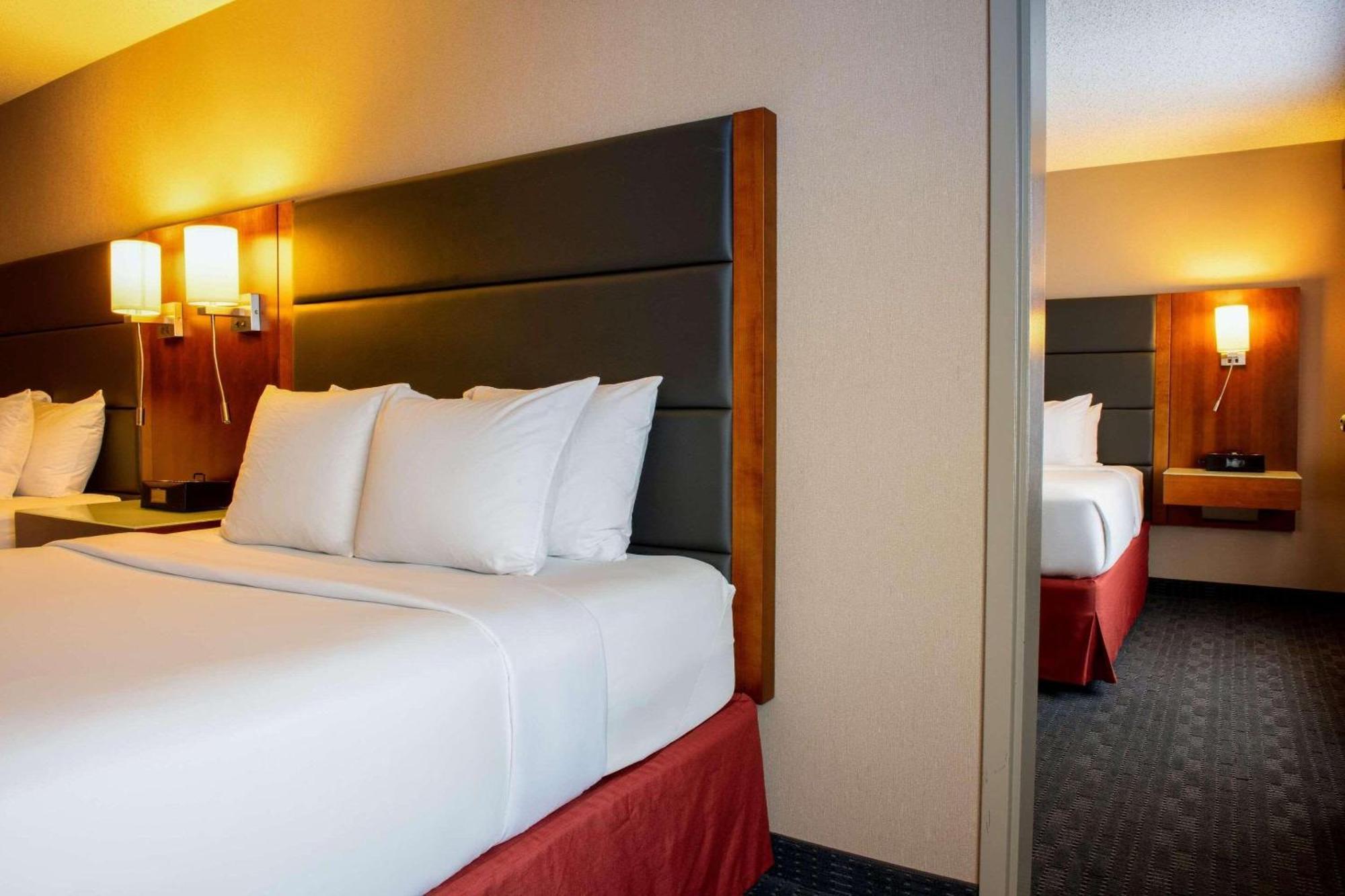Radisson Hotel & Suites Fort Mcmurray Eksteriør bilde