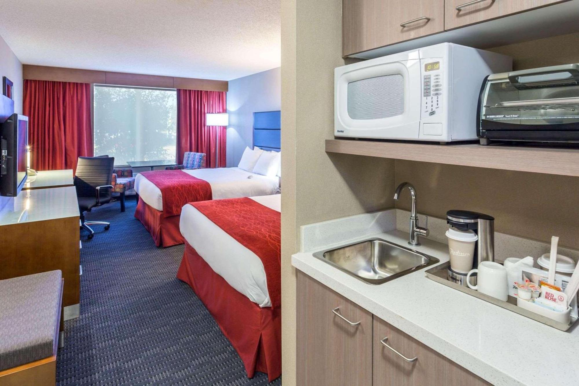 Radisson Hotel & Suites Fort Mcmurray Eksteriør bilde