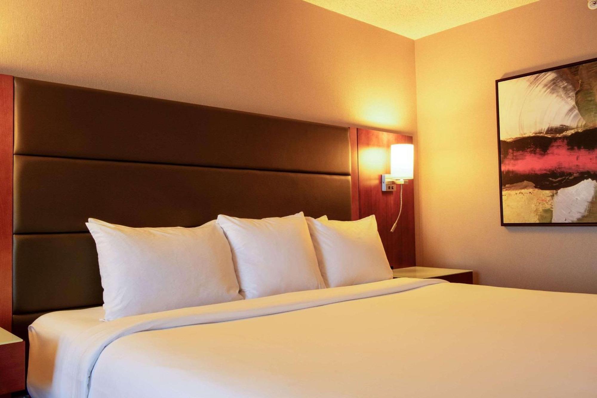 Radisson Hotel & Suites Fort Mcmurray Eksteriør bilde