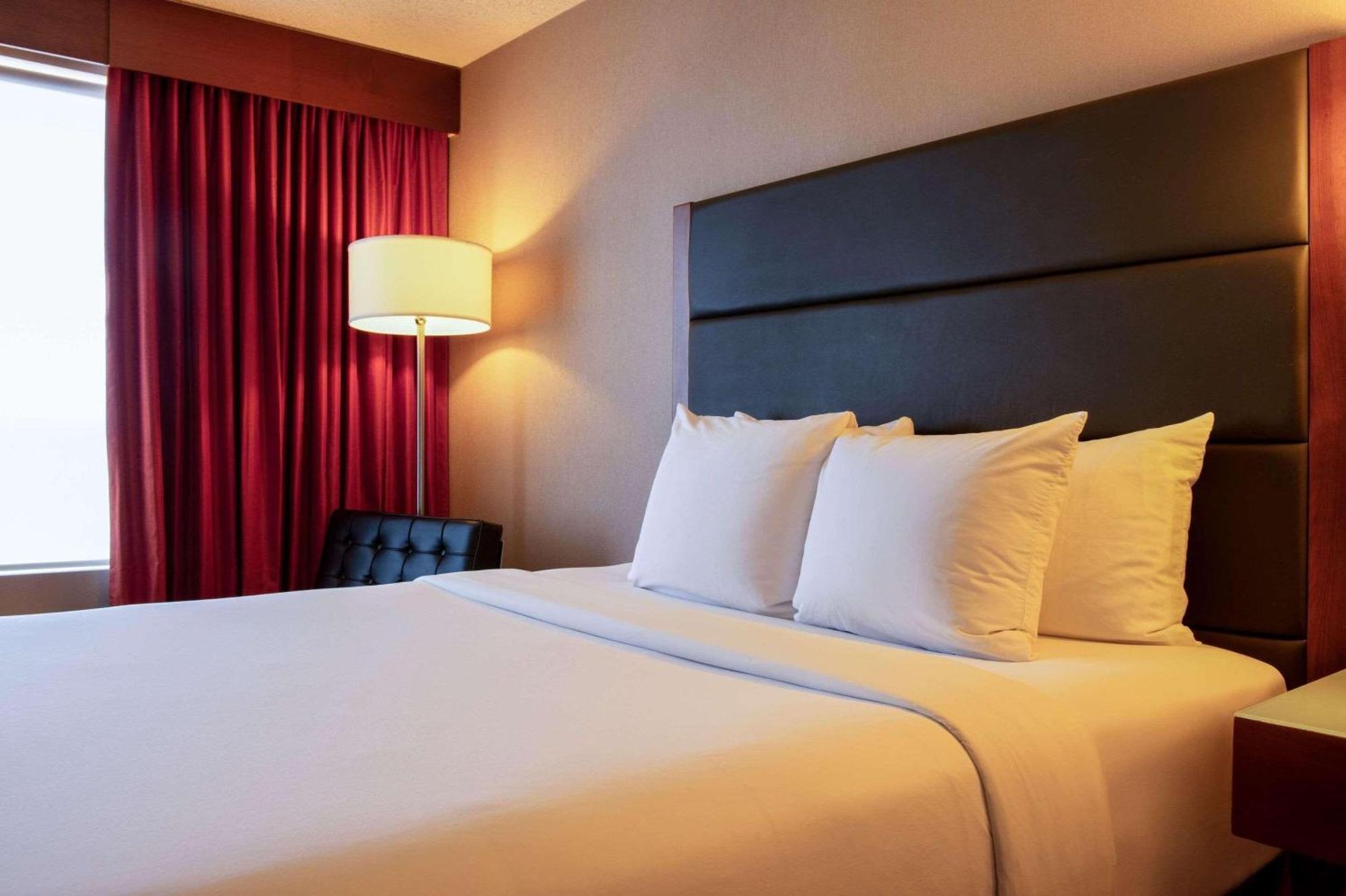 Radisson Hotel & Suites Fort Mcmurray Eksteriør bilde