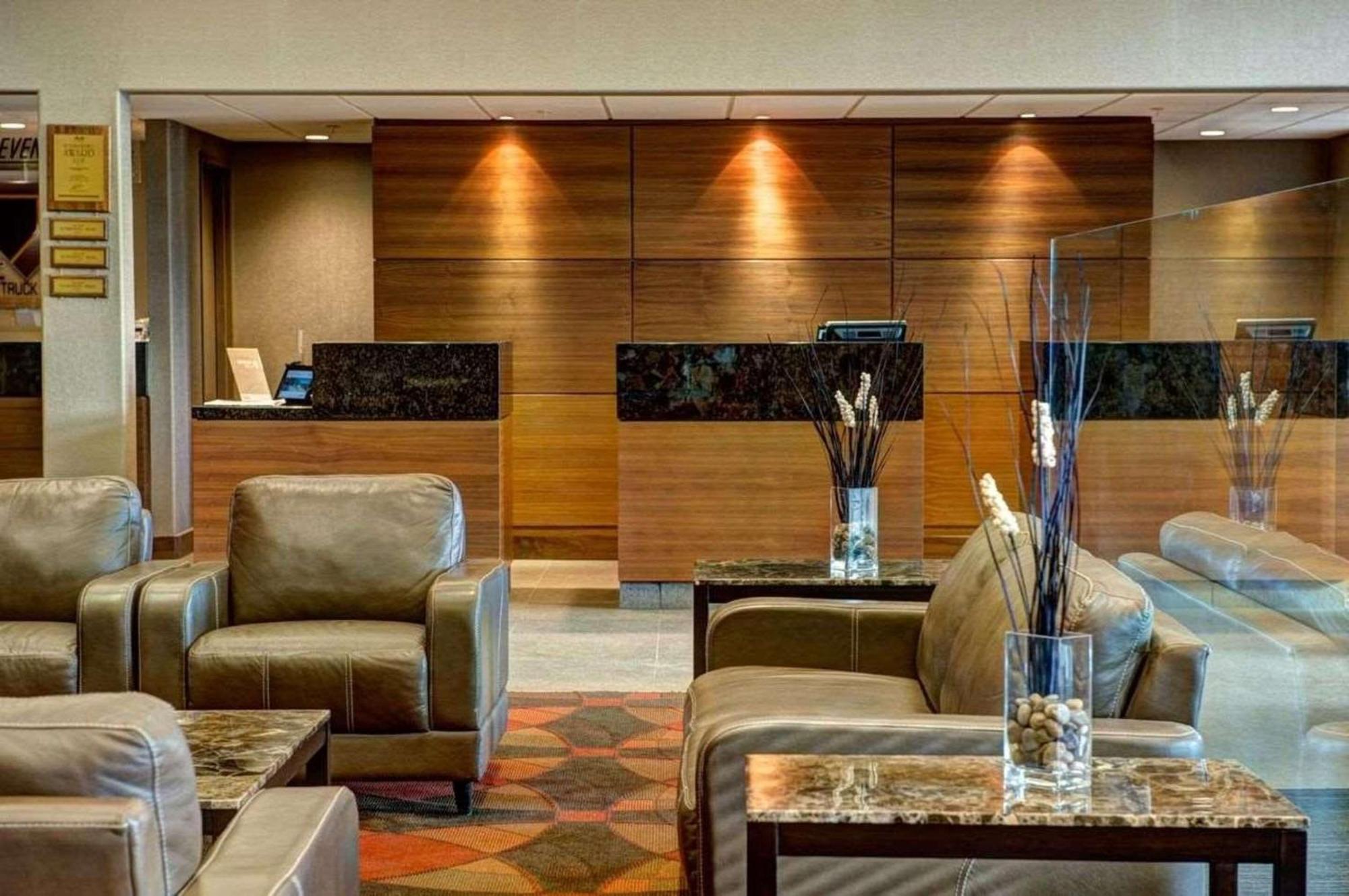 Radisson Hotel & Suites Fort Mcmurray Eksteriør bilde